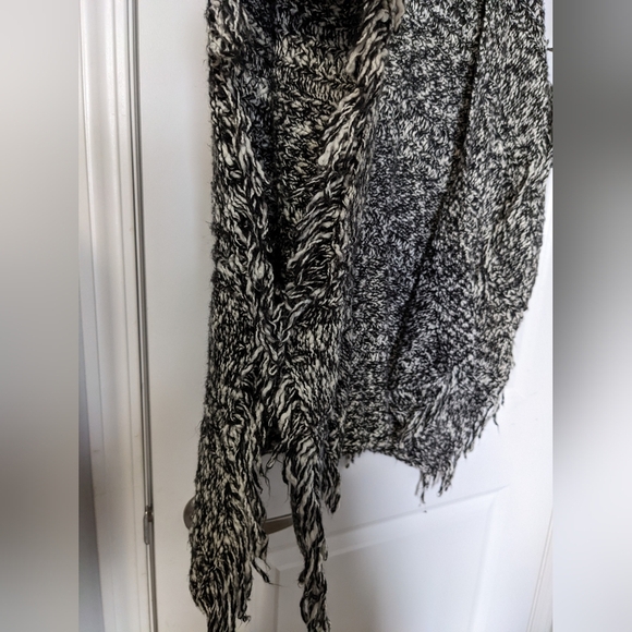 Hollister knit shawl - Picture 4 of 6